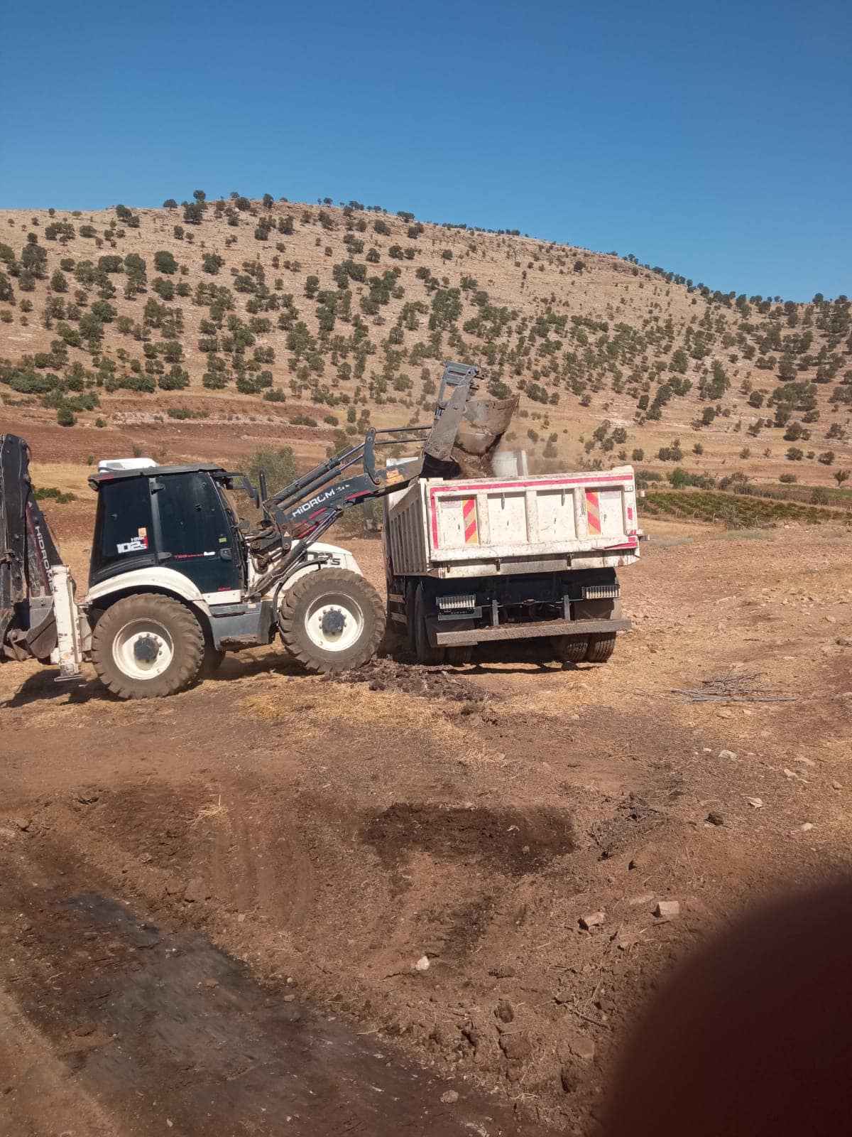 Belediye temizlik ekiplerimiz merkez ve kırsal mahallelerde çevre, çöp, gübre ve moloz temizliğine devam ediyor.